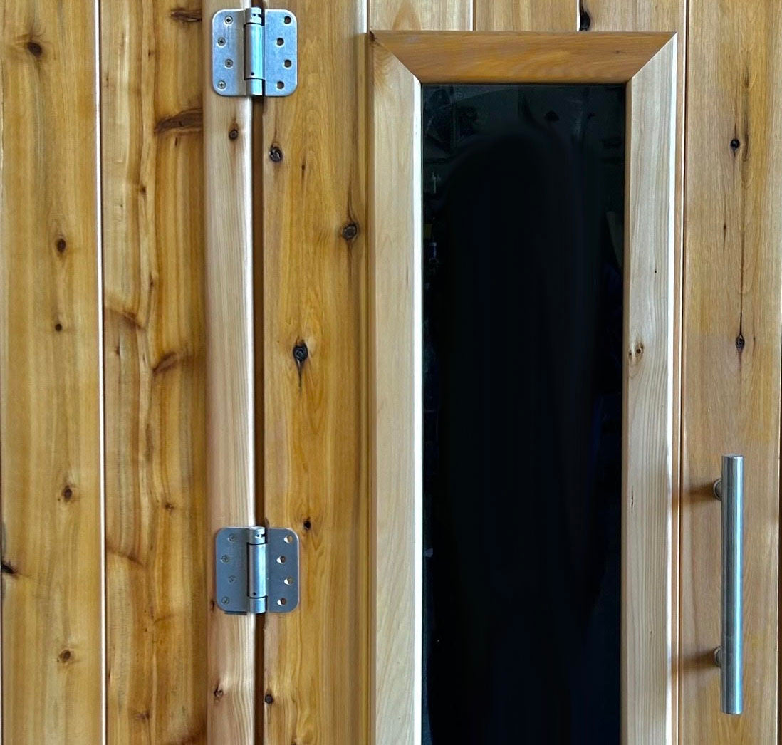 Doors come without a window, or with 2 different window sizes. Small, Medium. Windows are also available on front walls.